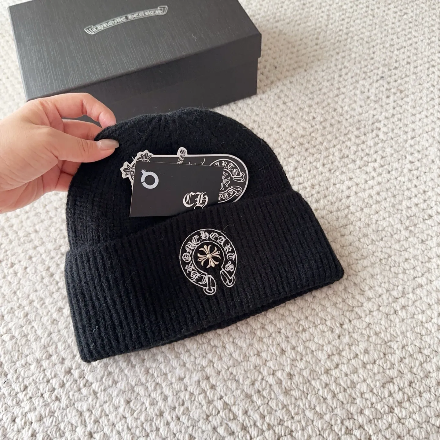 💰60 Crow Heart Autumn and Winter Wool Knitted Beanie This must be a favorite of minimalism. It is clean, neat, fashionable and versatile, and will definitely not be picky about your face shape! A fashionable classic that lasts forever! Fashionable black and white can be purchased together!